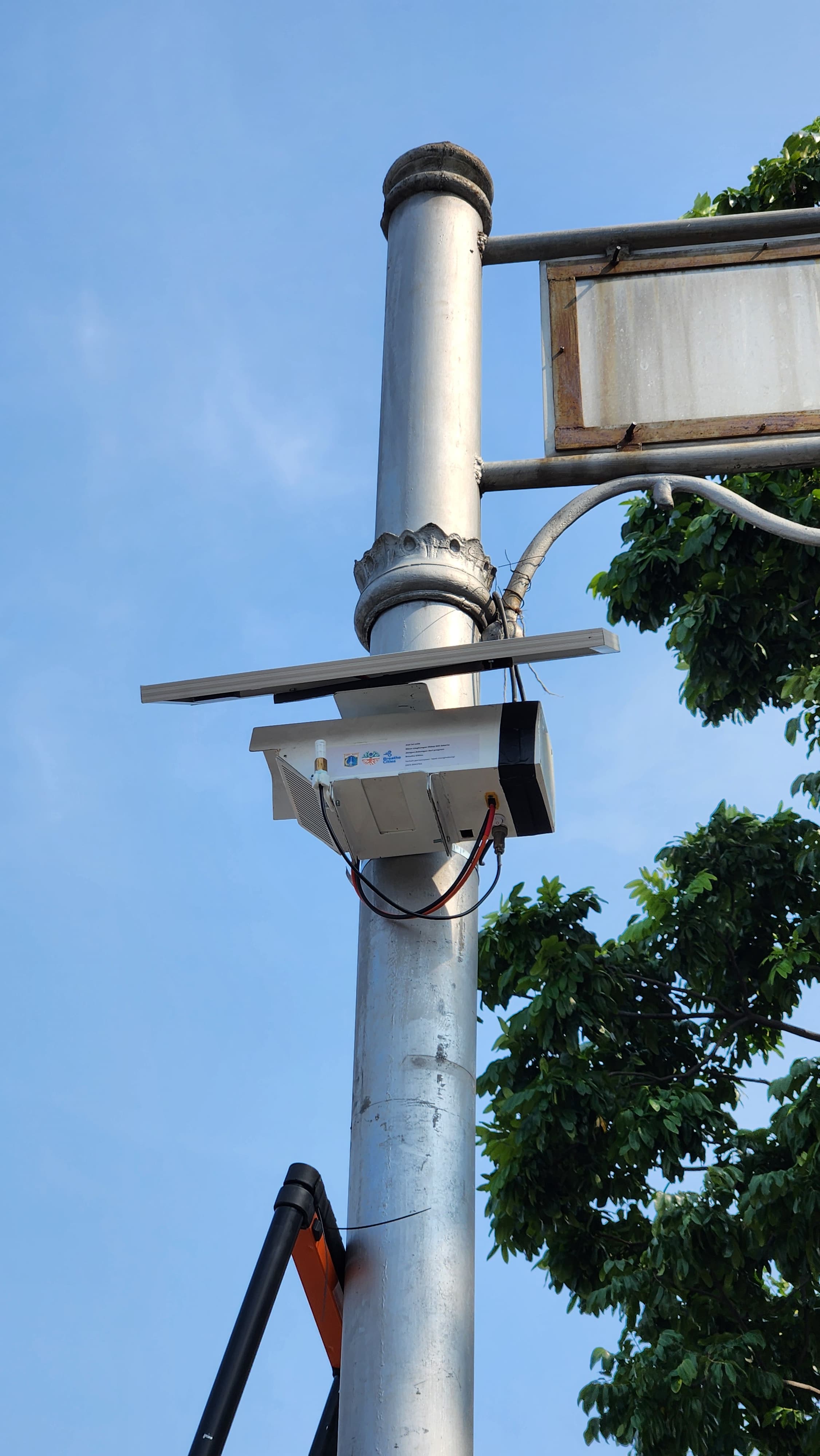 Solar panel monitoring device
