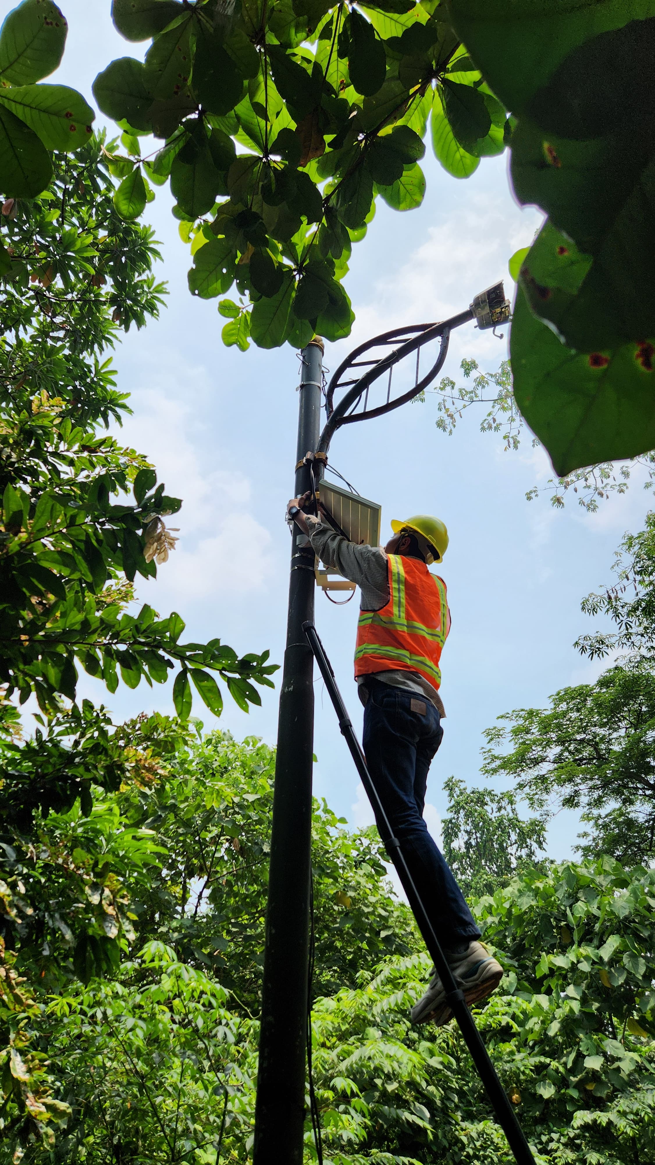 Street light monitoring installation
